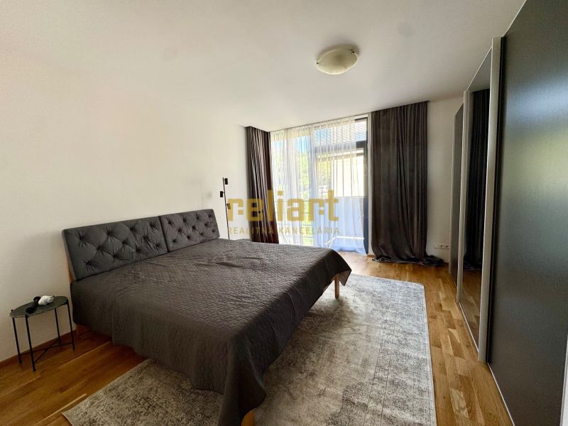 Schlafzimmer in einer 4-Zimmer-Wohnung mit Holzboden, großem Bett und Kleiderschrank.