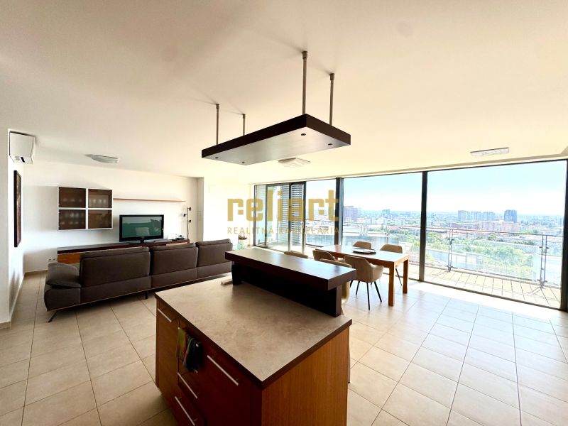 Geräumiger Wohnbereich mit Küche und Esszimmer in einer 4-Zimmer-Wohnung mit Panoramablick.
