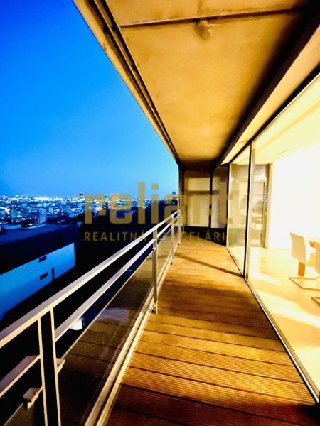 Nächtlicher Ausblick vom Balkon einer 4-Zimmer-Wohnung mit Holzboden.