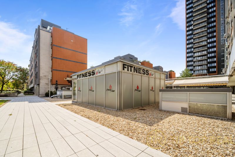 Exterieur Bratislava - Nivy, Trenčianska: Fitnesscenter umgeben von modernen Gebäuden und befestigten Flächen.