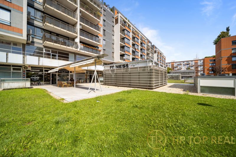 Gewerbeflächen in der Trenčianska-Straße in Bratislava - Nivy mit Terrasse und Grünflächen.