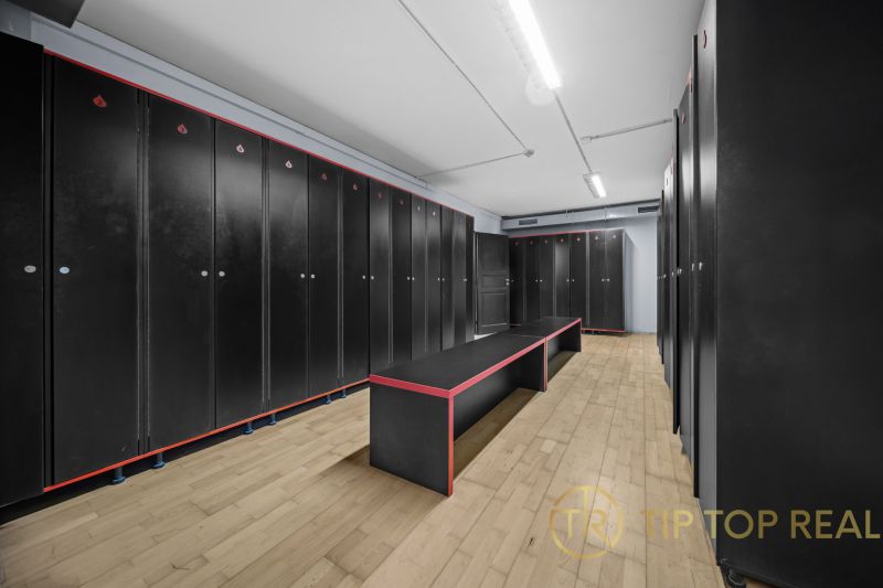 Schwarze Boxen, Bänke mit kontrastierendem Design, Boden mit Holzdekor in Geschäftsräumen.