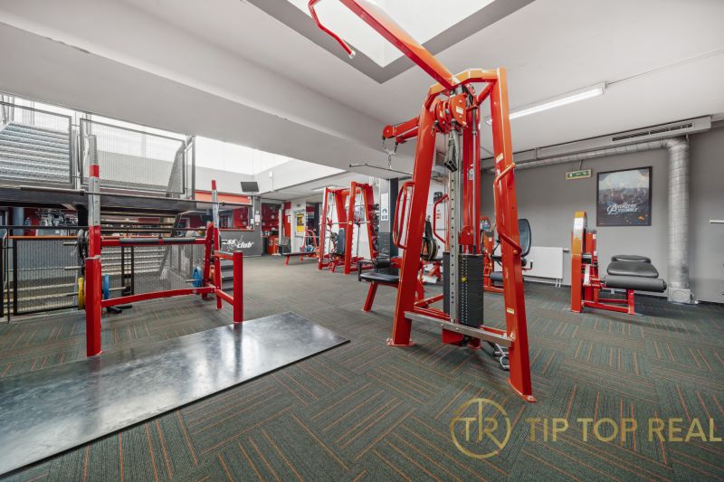 Fitnesscenter mit Hanteln und Kraftgeräten, Geschäftsräume.