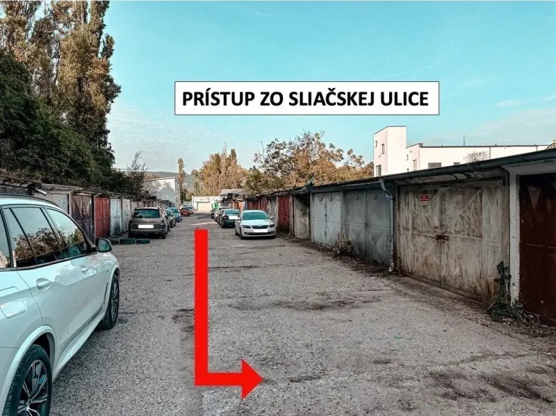 Garagen in Bratislava - Nové Mesto in der Sliačska-Straße, gesäumt von geparkten Autos.