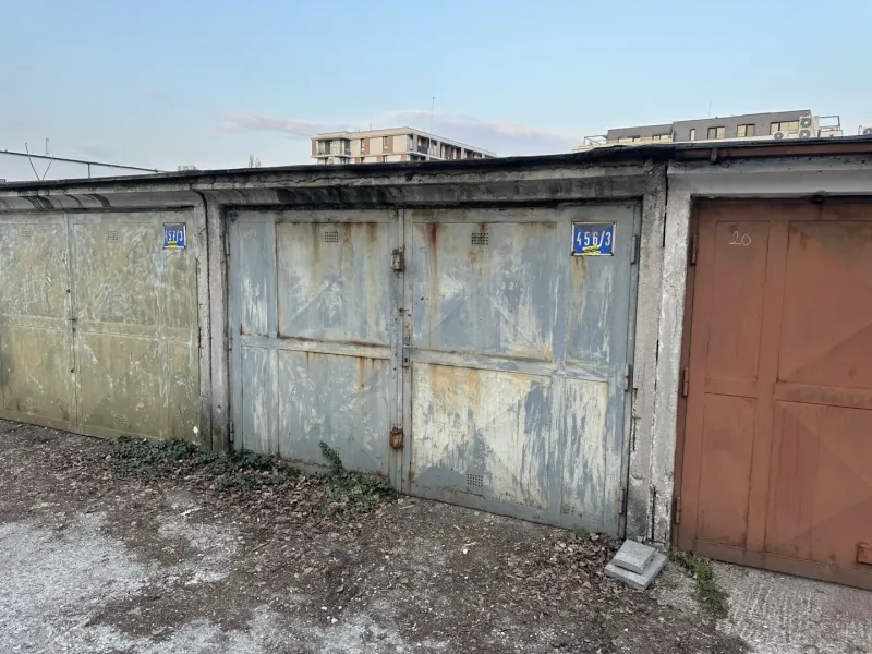 Verlassene Garagen in Bratislava - Nové Mesto mit abgebröckeltem Putz und Blechttüren.