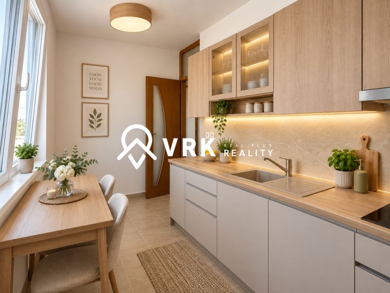 Küche in einer 2-Zimmer-Wohnung mit Holzdekor und dekorativen Pflanzen auf dem Tisch.