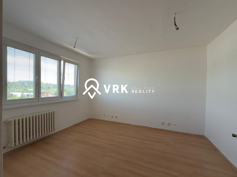Ein Zimmer in einer 2-Zimmer-Wohnung mit einem Holzboden und einem Blick aus dem Fenster.