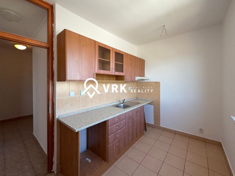 Küche in einer 2-Zimmer-Wohnung mit Küchenzeile und Fliesenboden.