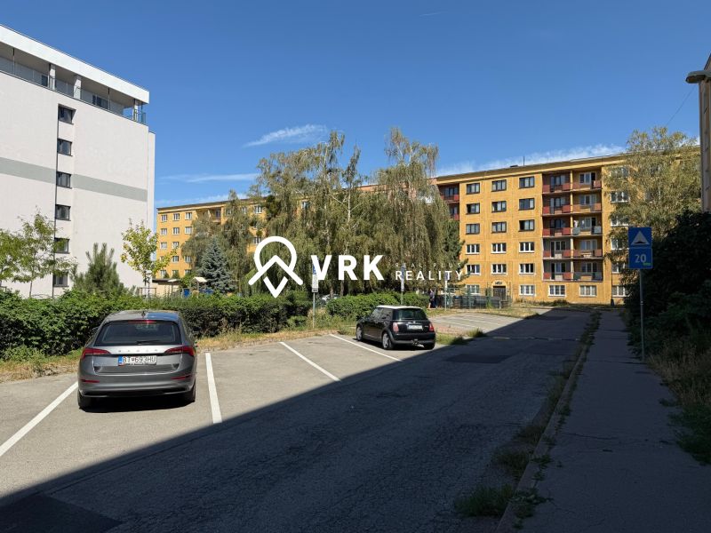 Wohngebäude mit Grünflächen und Parkplätzen in der Stromová-Straße in Košice, Altstadt.