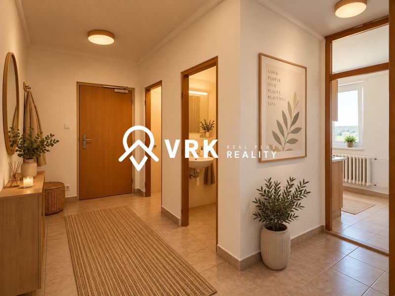 Der Flur in der 2-Zimmer-Wohnung mit Holzmöbeln und dekorativen Pflanzen.