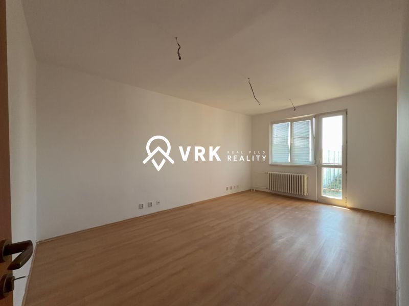 Ein geräumiges Zimmer mit einem Holzboden-Dekor in einer 2-Zimmer-Wohnung.