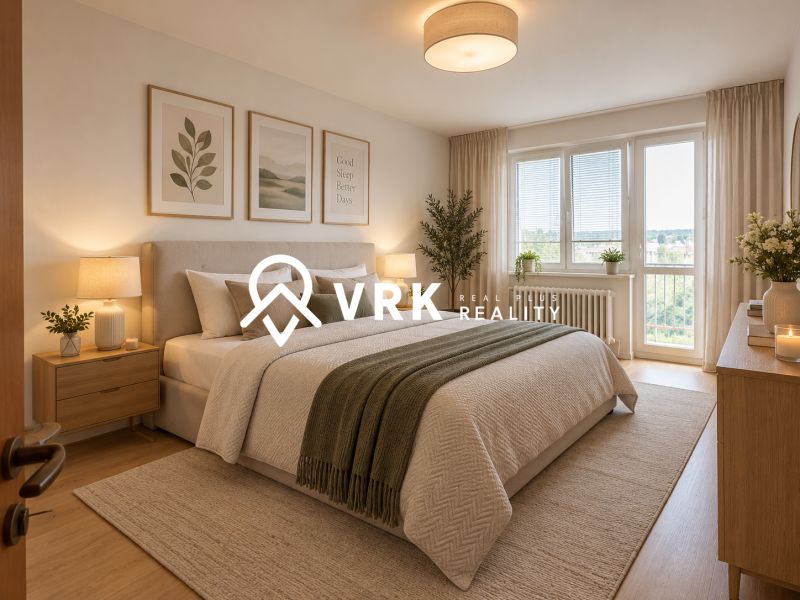 Helles Schlafzimmer in einer 2-Zimmer-Wohnung mit Bett und Dekorationen auf einem Boden mit Holzdekor.