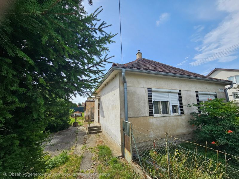 Ein Einfamilienhaus in der Dvorčanská-Straße in Nitra mit einem kleinen Garten und einer älteren Fassade.