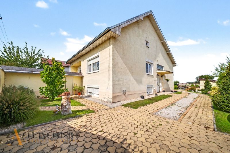 Das Einfamilienhaus in der Vojtechovce-Straße in Nový Život ist von einem gepflegten Garten mit Gehweg umgeben.