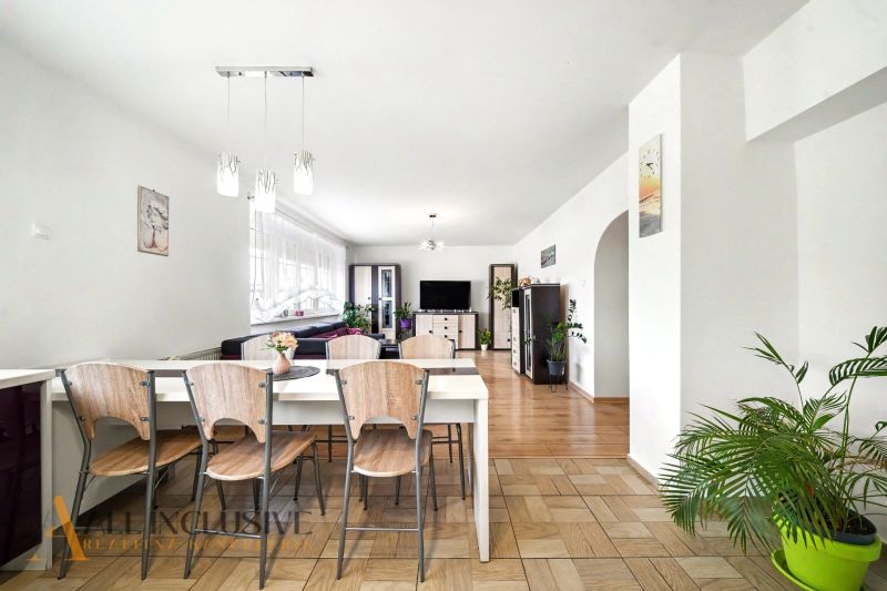 Esszimmer mit Holzdekorboden und Pflanzen in einem Einfamilienhaus.