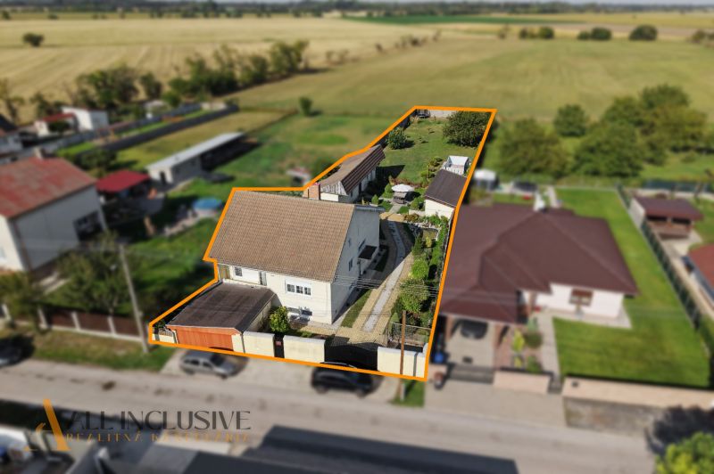 Einfamilienhaus in der Vojtechovce-Straße in Nový Život mit Garten und Zufahrtsstraße.