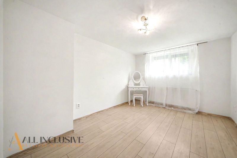 Ein Zimmer mit Holzboden und einem Schminktisch in einem Einfamilienhaus.