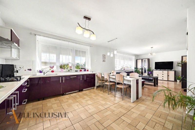 Geräumige Küche mit Essbereich und Holzboden in einem Einfamilienhaus.