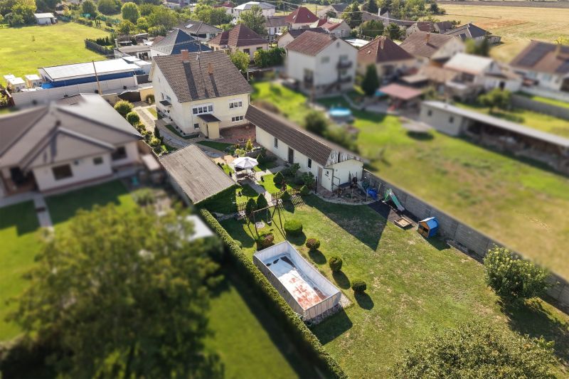 Ein Einfamilienhaus in Vojtechovce, Nový Život hat einen großen Garten mit einem Pool und einer Terrasse.