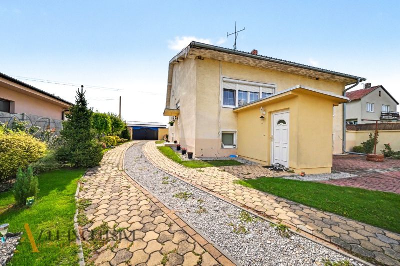 Einfamilienhaus in Vojtechovce in Nový Život mit Garten und Zufahrtsstraße.