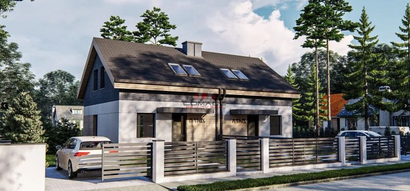 Ein Einfamilienhaus in der Sasinkovo-Straße mit einem Auto hinter dem Zaun, Bäume und Himmel.