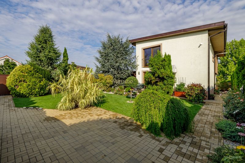Ein Einfamilienhaus in der Majerská-Straße in Nová Dedinka mit gepflegtem Garten und Pflastersteinen.