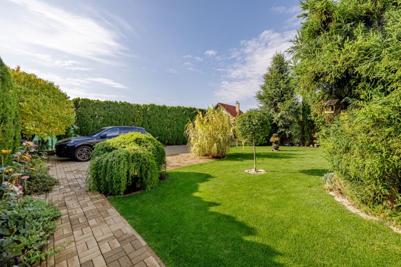Garten bei einem Einfamilienhaus in der Majerská-Straße in Nová Dedinka. Elegantes Grün und Auto.