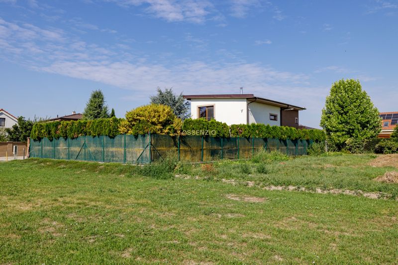 Ein Einfamilienhaus in der Majerská-Straße in Nová Dedinka mit Rasen und einer Hecke.