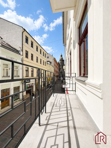 Ein Balkon mit Blick auf die Mlynská-Straße, Košice - Stadtteil Altstadt, vor den Büros.