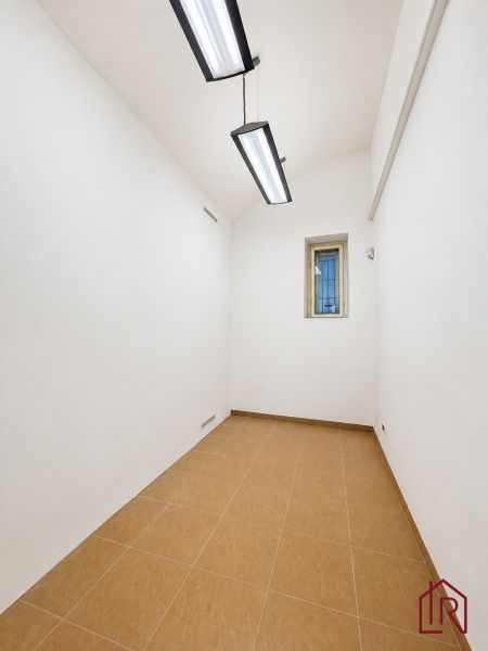 Weiße Wände, kleiner Raum, Deckenleuchten, Fliesen, Büros.