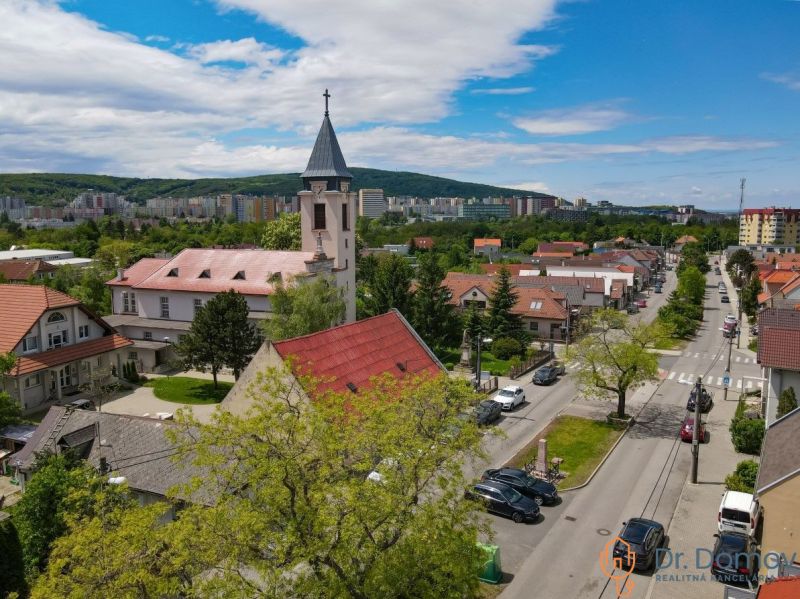 Kirche und Straße in Bratislava - Lamač auf der Studenohorská, nahe der Natur und der Stadt.
