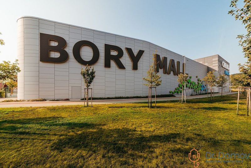 Einkaufszentrum Bory Mall mit Schriftzug, Rasenfläche und Bäume in Bratislava-Lamač.