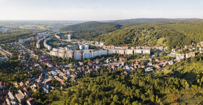 Luftaufnahme des Wohngebiets in der Studenohorská-Straße in Bratislava - Lamač mit umliegenden Wäldern.