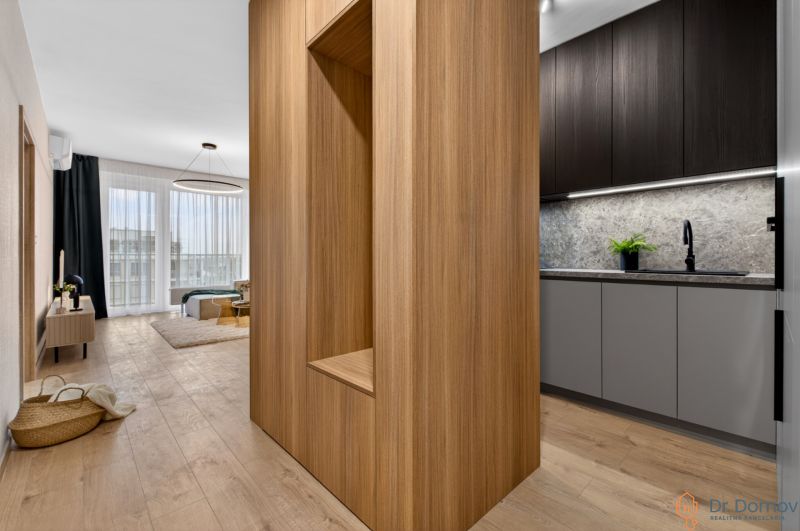 Innenraum einer 2-Zimmer-Wohnung mit Holzboden und minimaler Einrichtung.