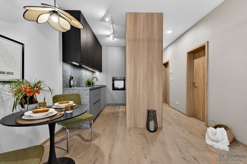 Küche und Essbereich in einer 2-Zimmer-Wohnung mit Holzboden.
