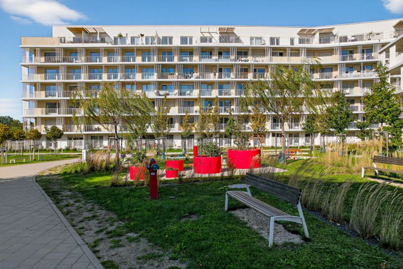 Wohnkomplex mit Kinderspielplatz und Bänken in Bratislava - Nový Ružinov an der Bajkalská.