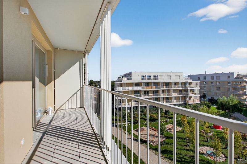Balkon einer 2-Zimmer-Wohnung in der Bajkalská Straße mit Blick auf das Grün in Bratislava.
