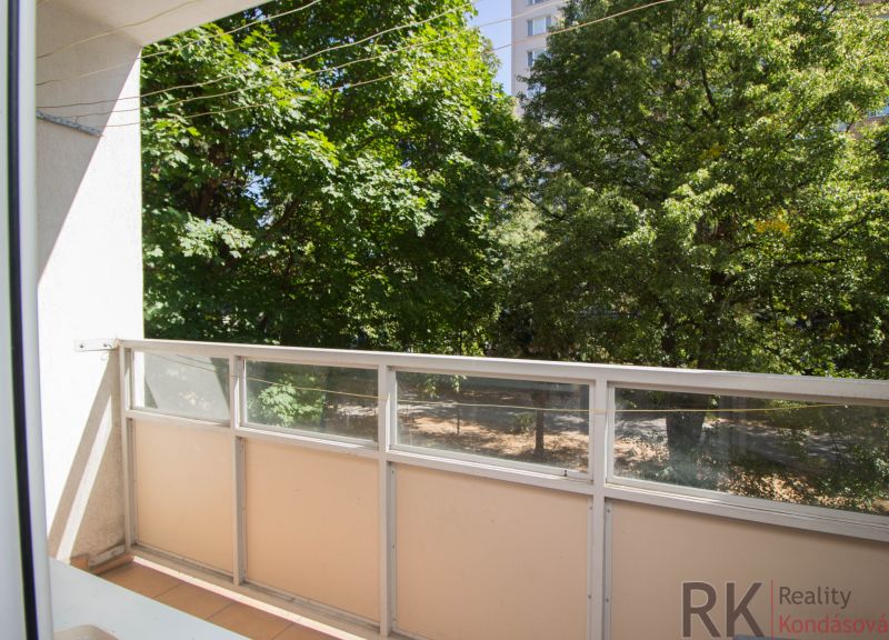 Der Balkon einer Einzimmerwohnung, umgeben von Bäumen in der Branisková-Straße, Košice - Stadtteil Altstadt.