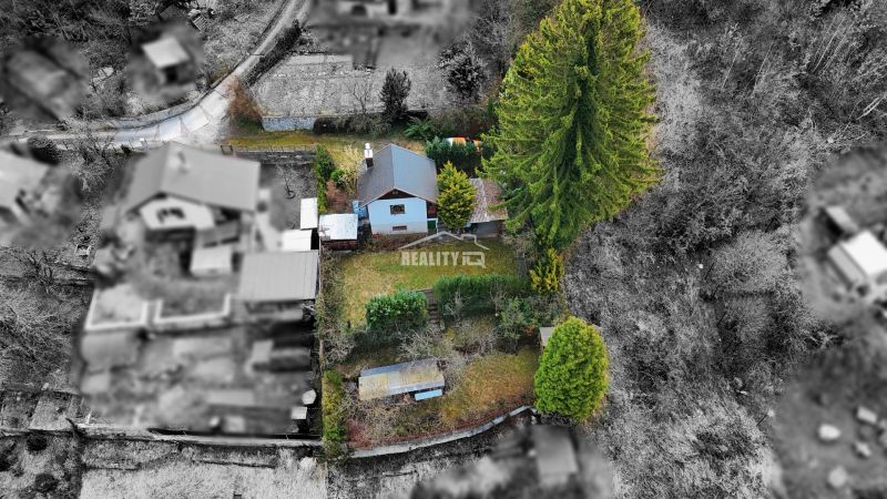 Luftaufnahme einer Hütte mit Garten in Žilina, umgeben von Bäumen und Natur.