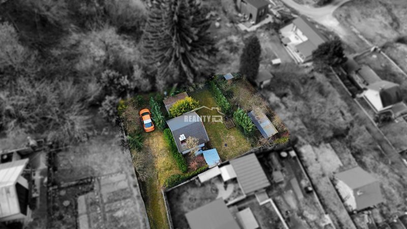 Luftaufnahme von einem Ferienhaus mit Garten und Auto in Žilina.