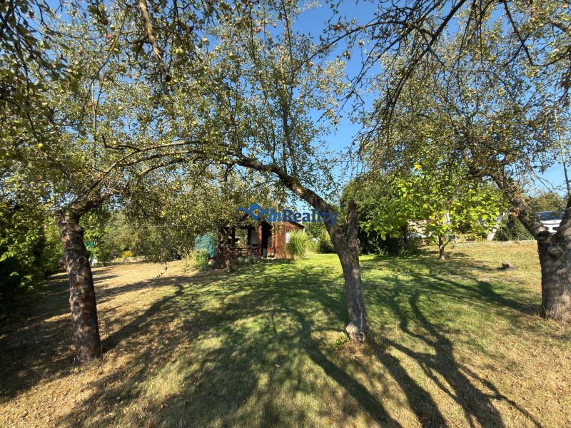 Ein Garten mit Obstbäumen in der Nähe einer Hütte in der Vinica-Straße in Lučenec.