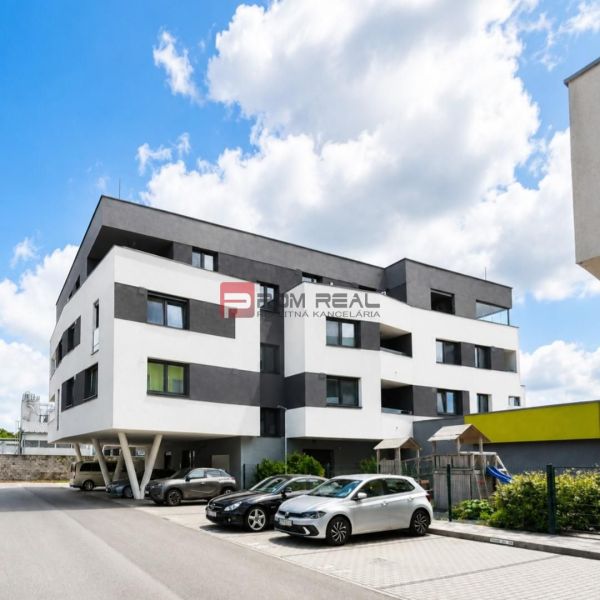 Wohnhaus in der Sonnenblumenstraße in Rovinka mit Parkplatz.