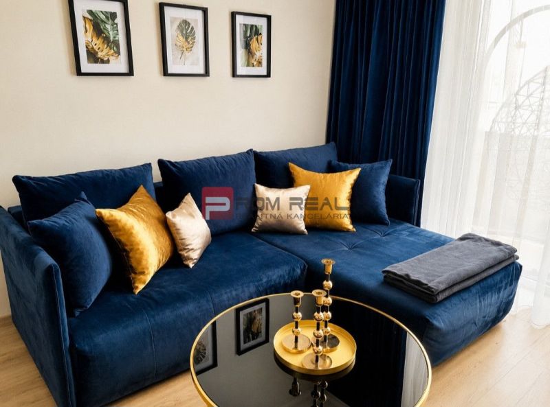 Blaues Sofa mit Kissen, Couchtisch, Dekorationen, Boden mit Holzdekor.