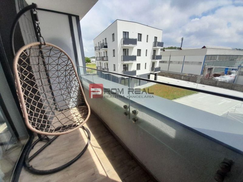 Balkon einer 2-Zimmer-Wohnung in der Slnečnicová-Straße in Rovinka mit Schaukel und Blick auf die Umgebung.