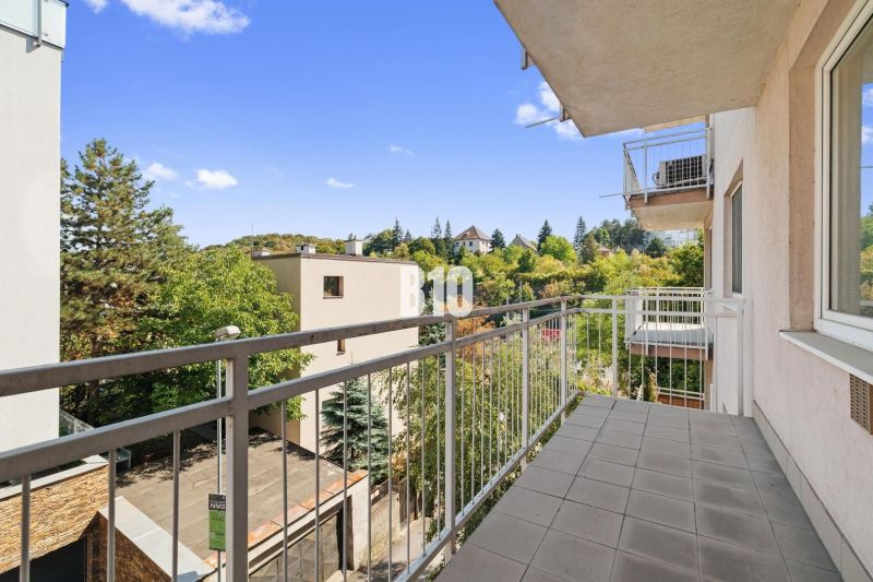 Balkon einer 4-Zimmer-Wohnung in der Uhrej-Straße, Bratislava III, mit Blick auf das Grün.