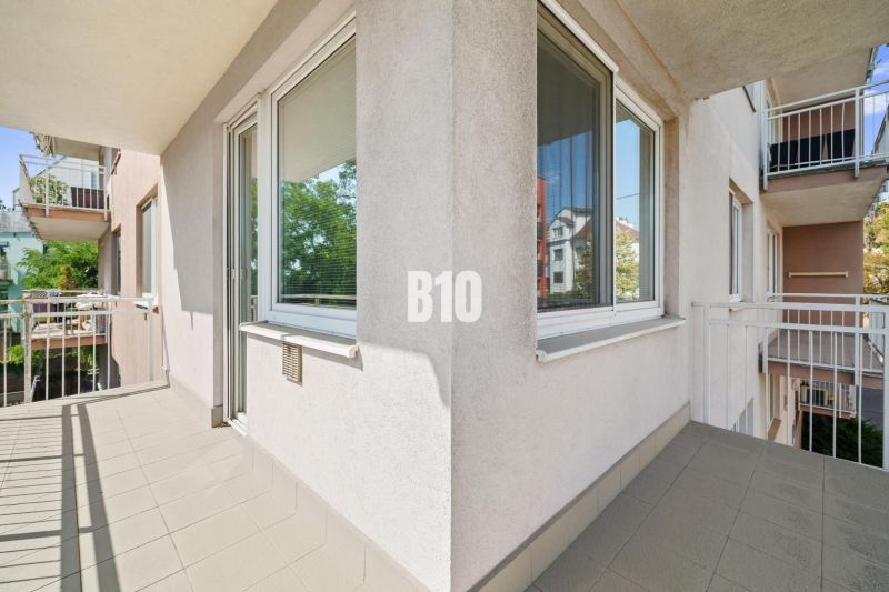 Balkon einer 4-Zimmer-Wohnung in der Uhrova-Straße in Bratislava III mit Blick ins Grüne.