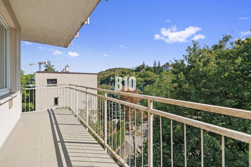 Balkon einer 4-Zimmer-Wohnung in der Uhrova-Straße in Bratislava III mit Blick ins Grüne.