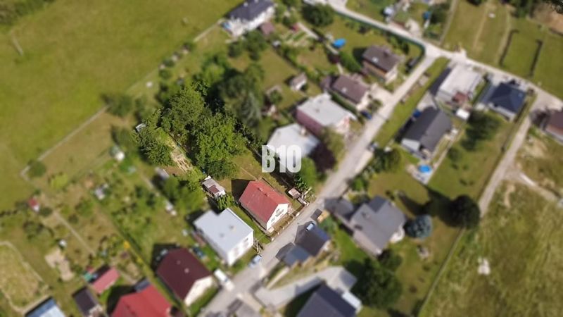 Eine Luftaufnahme eines Einfamilienhauses in Považská Bystrica, umgeben von Grünflächen und weiteren Häusern.