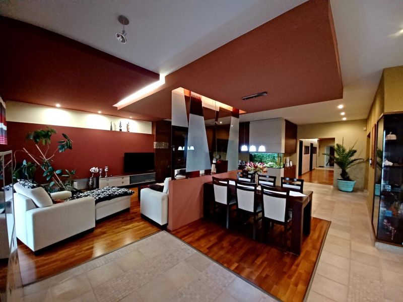 Wohnzimmer und Esszimmer in einem Einfamilienhaus mit Holzboden.