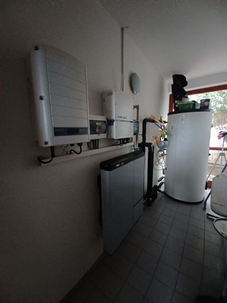 Technikraum in einem Einfamilienhaus mit Installation von Energiesystemen.